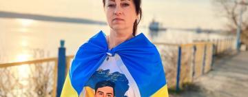 Їх любов і молитва обов’язково поверне Сашка додому: історія рідних медика зі Зміїного, які 13 місяців чекають коханого з полону (відео)