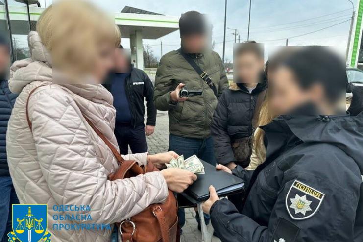 НА ОДЕЩИНІ ВИКРИТО ДВОХ СЛУЖБОВЦІВ ДЕРЖПІДПРИЄМСТВА: хабар у $2700 за можливість ремонту та обслуговування човнів і суден