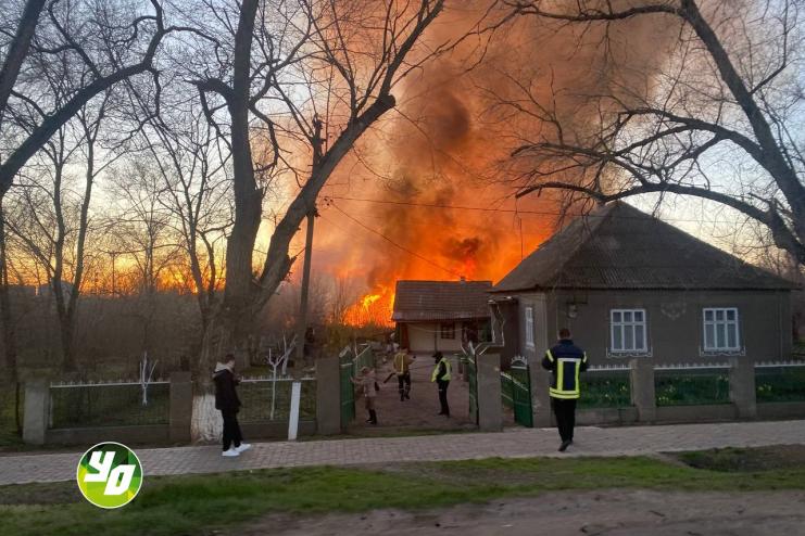 ВІДЕО: масштабна пожежа в Арцизі. Вогонь підібрався до будинків