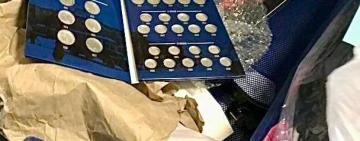На Одещині прикордонники виявили іноземця, який намагався вивезти з України колекцію старовинних монет і медалей (відео)