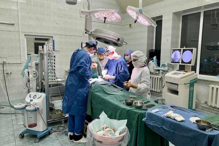 На Одещині гра двох братиків із гвинтівкою закінчилась кулею у серці 7-річного: на щастя, дитину врятували лікарі