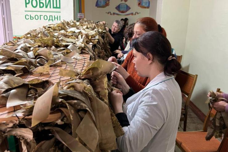 В Арцизькому ОЗЗСО №1- ліцеї продовжують плести маскувальні сітки для захисників України