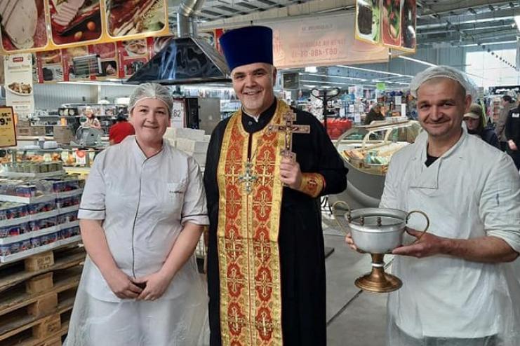 Священник ПЦУ відвідав Ізмаїл та освятив пасхальну продукцію у супермаркеті «Таврія В»