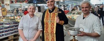 Священник ПЦУ відвідав Ізмаїл та освятив пасхальну продукцію у супермаркеті «Таврія В»