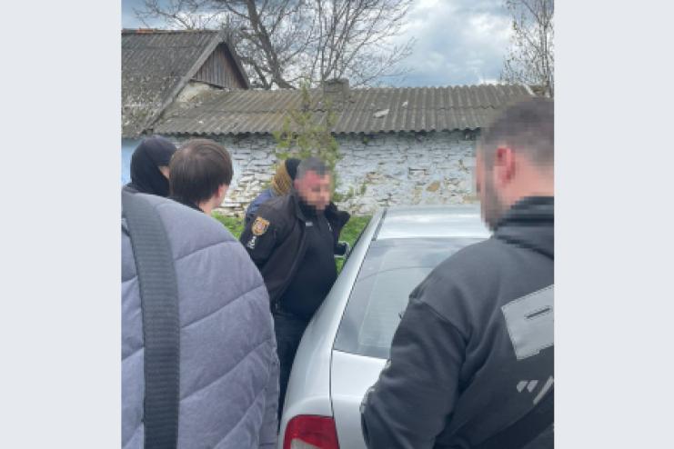 На Одещині ДБР затримало «на гарячому» правоохоронця, який тікаючи намагався позбутись хабаря