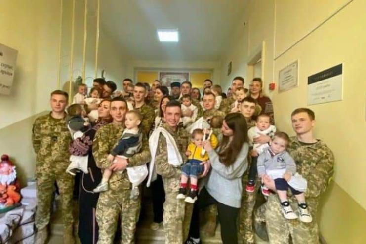 У Львові військові стали хрещеними батьками для 16 сиріт з Луганщини