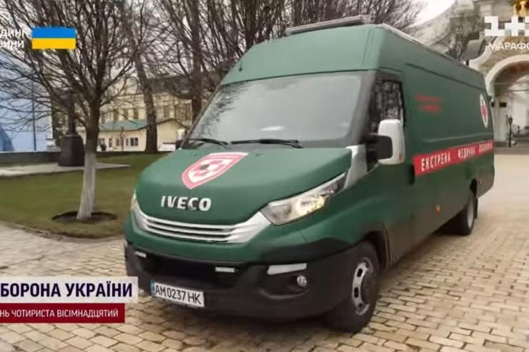 Родина, якій волонтери врятували новонародженого сина, віддячила збором коштів на нове авто: зворушлива історія