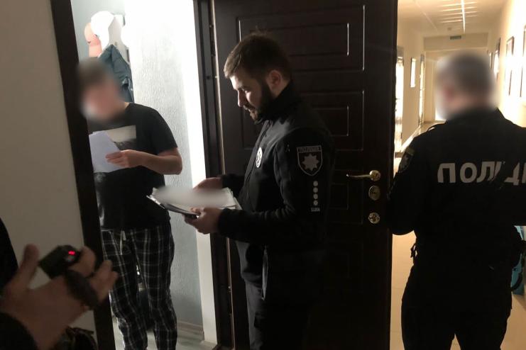 Ошукав волонтера із амуніцією для воїнів: поліцейські притягують одесита до кримінальної відповідальності