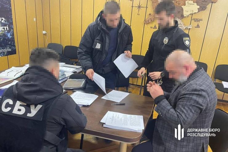 На Одещині ДБР повідомило про підозру двом правоохоронцям, які вимагали «плату» з підприємців за дозвіл торгівлі 