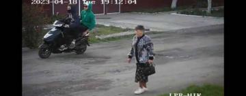 На Одещині поліція встановлює особи двох молодиків, які на мопеді пограбували літню жінку (фото)