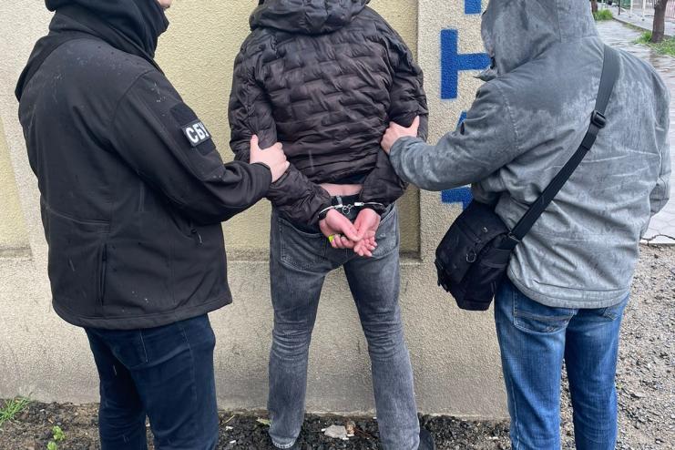 Житель Одеси вимагав гроші в матері призовника: погрожував, що хлопця відправлять служити в "гарячу точку"