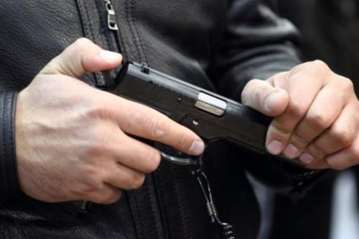 В Одесі неповнолітній учень коледжу приніс у навчальний заклад пістолет і погрожував ним однокласникам