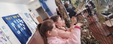 У Підгірненському ліцеї школярі на перервах плели для ЗСУ маскувальну сітку