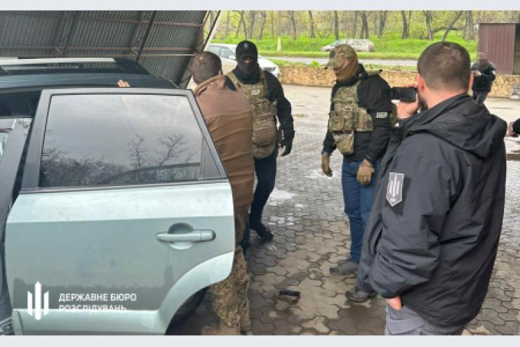 ДБР затримало військовослужбовця на продажі автомобіля, який волонтери привезли для ЗСУ
