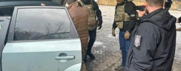 ДБР затримало військовослужбовця на продажі автомобіля, який волонтери привезли для ЗСУ