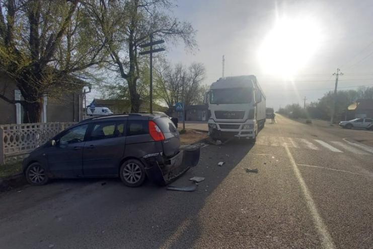 У Татарбунарській ТГ легковик не розминувся з вантажівкою, унаслідок чого постраждали дві людини