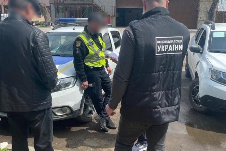 ВИКРИТО ПАТРУЛЬНОГО ПОЛІЦІЇ ОДЕЩИНИ: ХАБАР З ВІЙСЬКОВОГО ЗА ПОВЕРНЕННЯ ВИЛУЧЕНИХ ДОКУМЕНТІВ НА АВТО, ЯКЕ МАЛО ВИКОРИСТОВУВАТИСЯ В ЗОНІ БОЙОВИХ ДІЙ