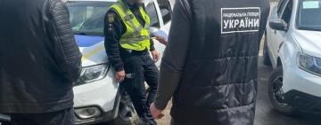 ВИКРИТО ПАТРУЛЬНОГО ПОЛІЦІЇ ОДЕЩИНИ: ХАБАР З ВІЙСЬКОВОГО ЗА ПОВЕРНЕННЯ ВИЛУЧЕНИХ ДОКУМЕНТІВ НА АВТО, ЯКЕ МАЛО ВИКОРИСТОВУВАТИСЯ В ЗОНІ БОЙОВИХ ДІЙ