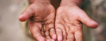 Зароблені дитиною кошти витрачала на сигарети і алкоголь: на Одещині мати змушувала свого 9-річного сина жебракувати