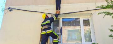 На Одещині 9-річна дівчинка вилізла у вікно квартири на 2-му поверсі і ледь втрималась на інтернет-кабелях