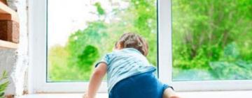 Москітна сітка не витримала ваги дитини: поліцейські з’ясовують обставини загибелі дворічного хлопчика