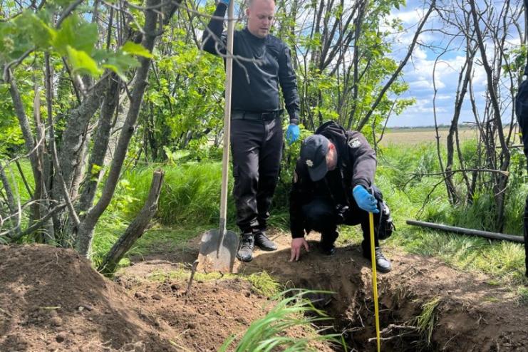 Змусили лягти в яму і закопали живцем: поліцейські розповіли подробиці жорстокого вбивства чоловіка на Одещині (відео)