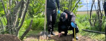 Змусили лягти в яму і закопали живцем: поліцейські розповіли подробиці жорстокого вбивства чоловіка на Одещині (відео)