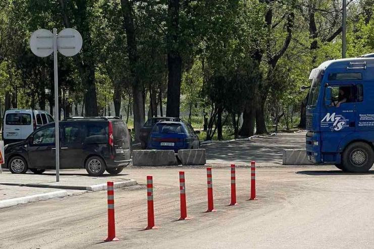 В Кілії продовжується боротьба з «фурохамами»: на центральній вулиці міста встановили розділові стовпчики