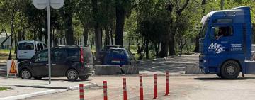 В Кілії продовжується боротьба з «фурохамами»: на центральній вулиці міста встановили розділові стовпчики