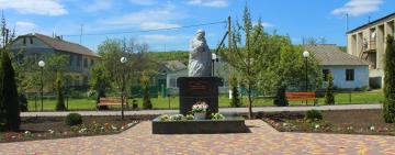 Єдиний на Одещині: напередодні Дня матері відкрито пам’ятник і парк, на честь найріднішої людини (фото)