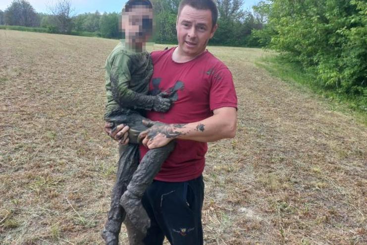 Застряг у болоті і не міг покликати на допомогу: поліцейські розшукали 4-річного жителя Одещини