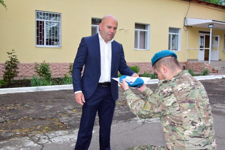 На Одещині брату загиблого морського піхотинця передали берет та нагороду захисника