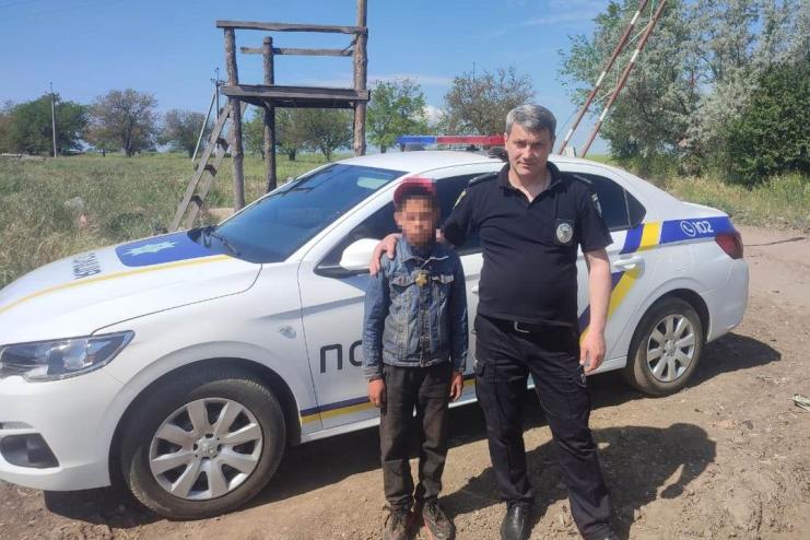 Пройшов 50 кілометрів, два дні жив у знайомих на сміттєзвалищі: поліцейські Білгород-Дністровського району розшукали та повернули додому 12-річного хлопця