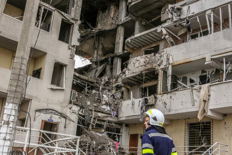 Захищає Україну у пам'ять про своїх янголів: історія одесита, який втратив цілу родину після ракети росіян (відео)