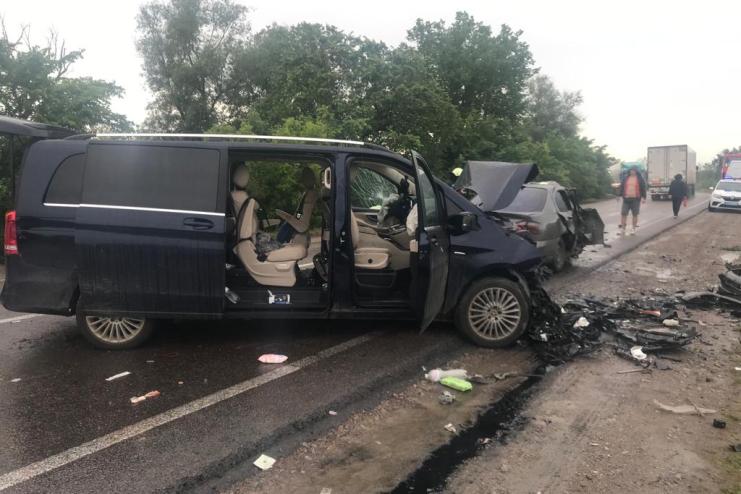 Одна людина загинула і п’ятеро травмовано: на трасі Одеса-Рені сталася ДТП за участю легковика та мікроавтобуса