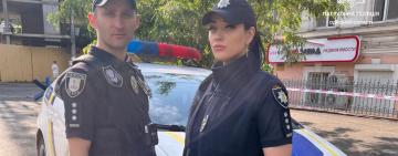  Робити добрі справи просто: одеські патрульні попіклувалися про громадян під час негоди 