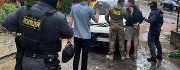 6500 доларів США за перетин кордону: одеські поліцейські затримали організатора нелегального каналу