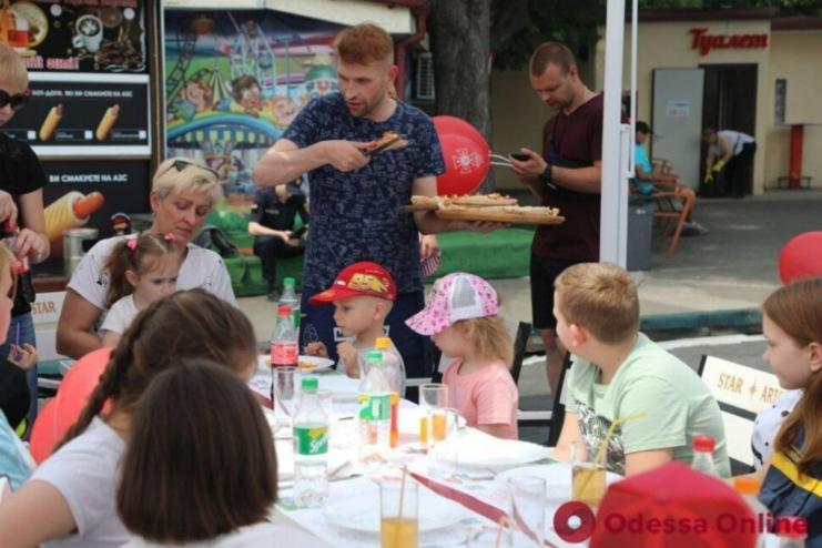 Їли піцу, каталися на атракціонах та гасили пожежу: одеські рятувальники влаштували свято до Дня дітей