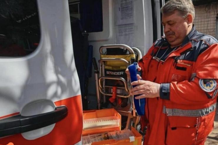 Медикам «швидкої» довелося у дорозі приймати недоношеного малюка з обвиттям пуповиною