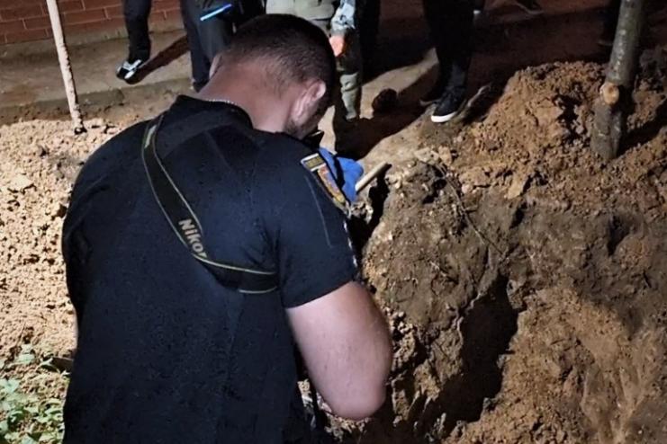 Брехав, що родич пішов у ЗСУ: на Одещині 84-річний чоловік застрелив онука і закопав у власному подвір’ї (відео)
