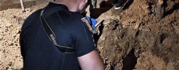 Брехав, що родич пішов у ЗСУ: на Одещині 84-річний чоловік застрелив онука і закопав у власному подвір’ї (відео)