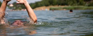 На Мирнопільській водоймі людина пішла під воду