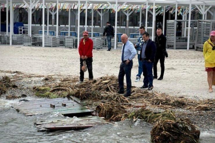 Мер Одеси закликав містян не прибирати пляжі самостійно