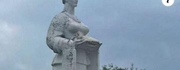 На Львівщині селяни не давали знести пам’ятник колгоспниці через її схожість з Тимошенко