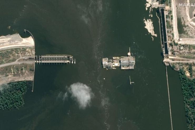 Вода відходить: опубліковано нові супутникові знімки підірваної ворогом Каховської ГЕС