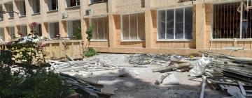 «Я не можу лишитися осторонь»: сотні студентів відновлюють університет після ракетної атаки (ФОТО)