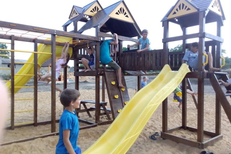 Дитячий майданчик у подарунок малечі Слобідки від фермера
