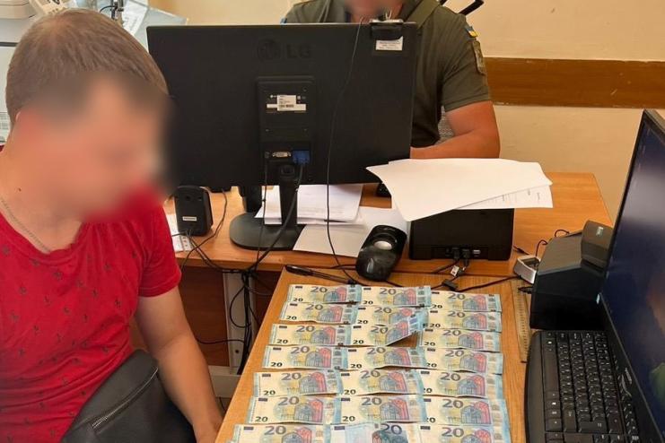 В пункті пропуску «Табаки» громадянин України спробував за майже 1,5 тисячі євро «легалізувати» підроблені службові відмітки в паспорті аби виїхати за кордон