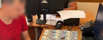В пункті пропуску «Табаки» громадянин України спробував за майже 1,5 тисячі євро «легалізувати» підроблені службові відмітки в паспорті аби виїхати за кордон