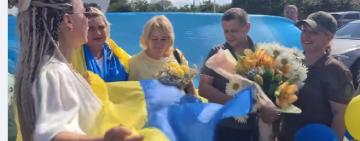 В Ізмаїлі зустріли захисника острова Зміїний, який повернувся з полону